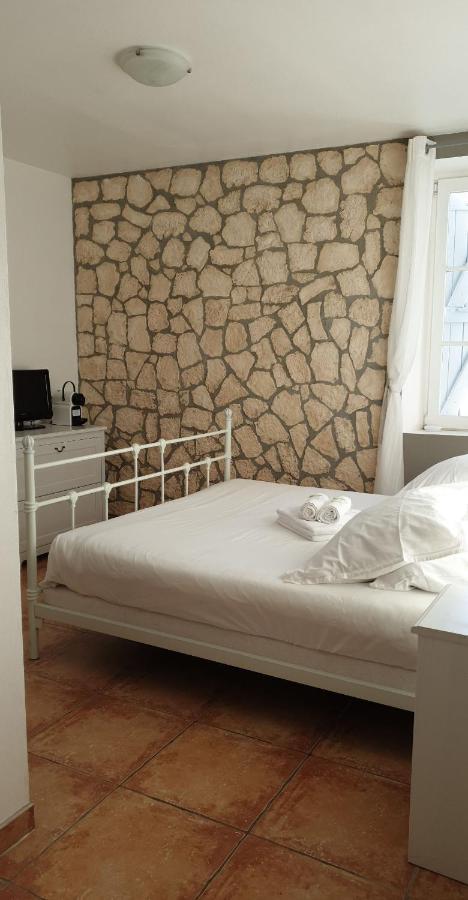 Auberge Le Lupin Blanc Revest-des-Brousses Exterior foto