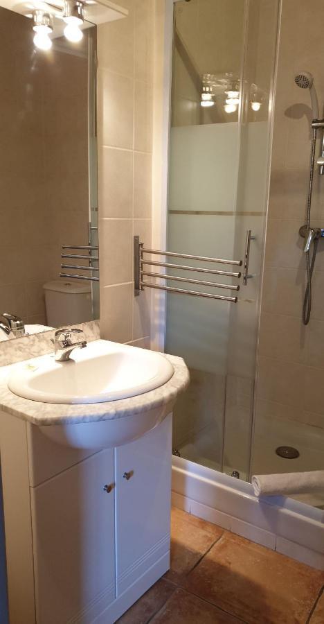 Auberge Le Lupin Blanc Revest-des-Brousses Exterior foto