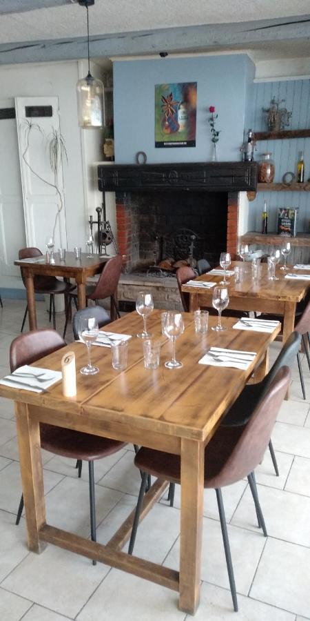 Auberge Le Lupin Blanc Revest-des-Brousses Exterior foto